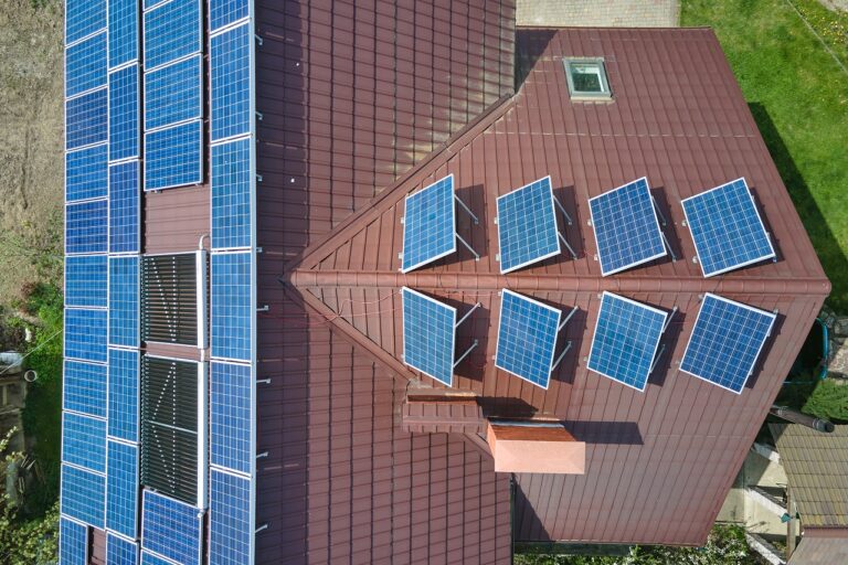 Maison résidentielle avec toit recouvert de panneaux solaires photovoltaïques pour la production d'énergie électrique propre et écologique